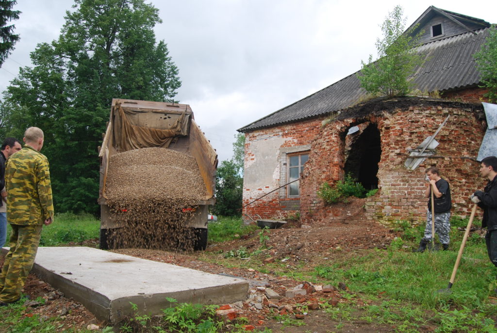 Жорновка. Церковь Рождества Богородицы. Некрополь Трефортов